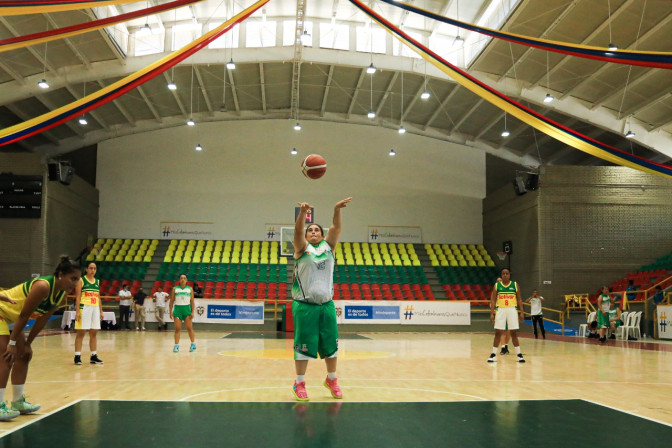 el-baloncesto-se-jugo-en-el-coliseo-bernardo-caraballo.jpeg