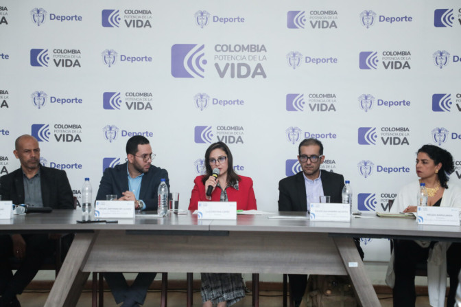La-ministra-estuvo-acompanada-por-los-encargados-de-las-direcciones-tecnicas-del-ministerio.jpg