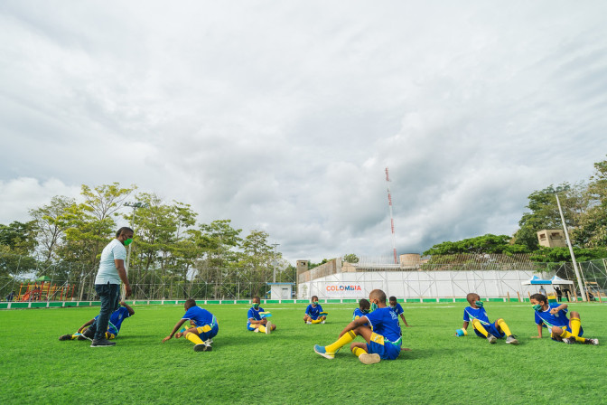 jovenes-inauguracion-cancha-sintetica-turbo.jpg