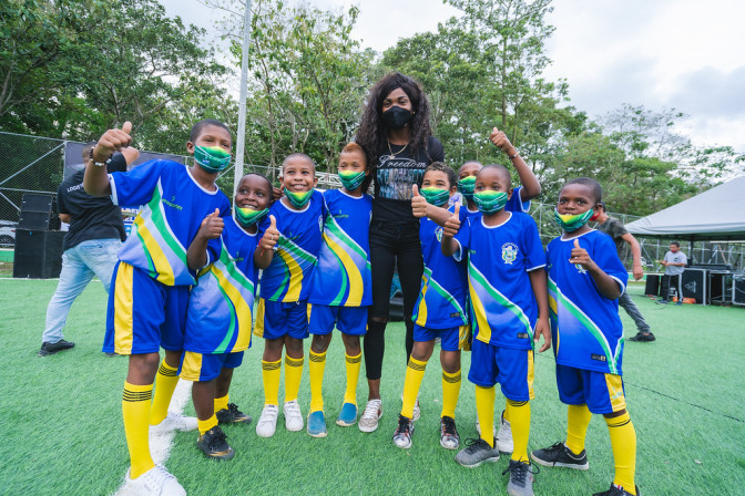 jovenes-junto-con-caterine-ibarguen-en-la-inauguracion-de-la-cancha-sintetica-de-turbo.jpg