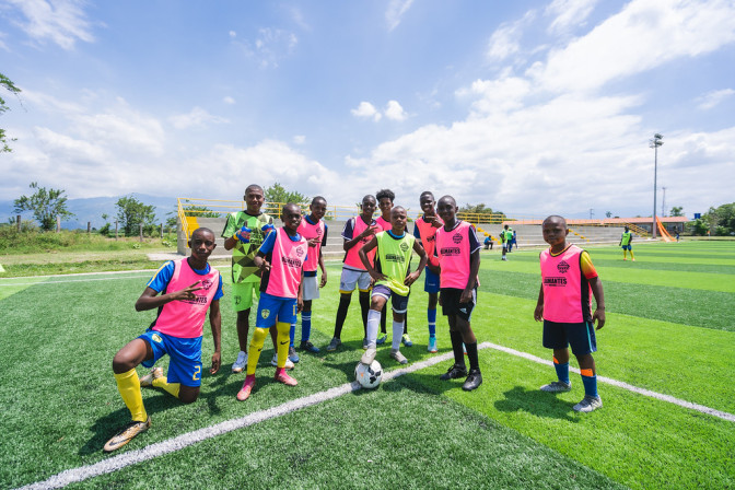 jovenes-escuelas-de-futbol-en-guachene.jpg