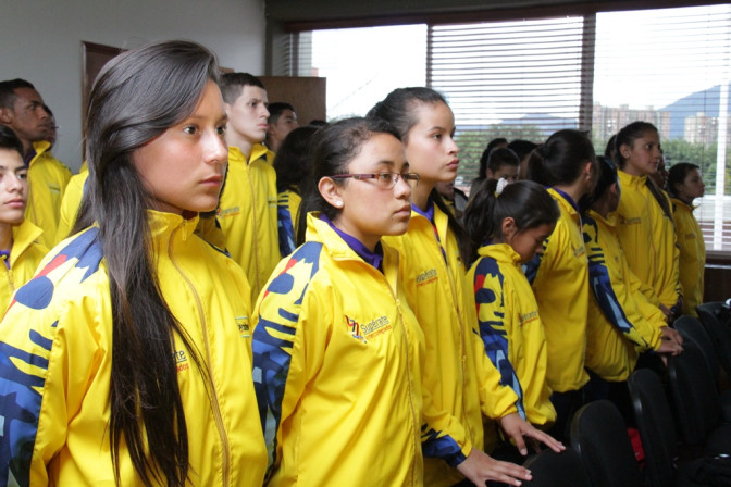 noticia-2014-12-02-entrega-bandera-suramericanos-escolares.jpg