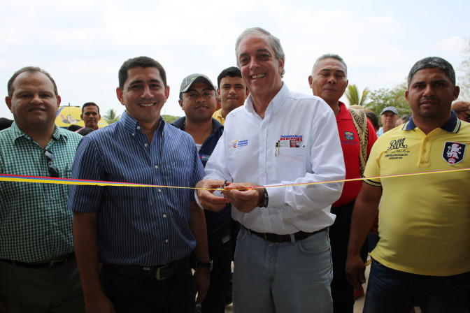 Director-de-Coldeportes-Andres-Botero-y-el-Alcalde-de-Pivijay-Jorge-Ivan-Salah-corte-de-cinta-Coliseo-Municipal2.jpg
