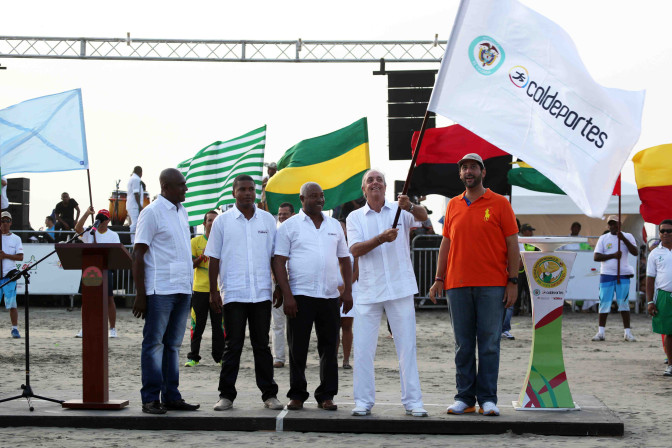 Entrega-de-la-bandera-a-la-sede-del-2017-delos-III-Juegos-de-Mar-y-Playa-2.jpeg
