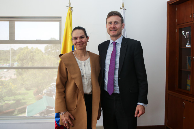 ministra-y-embajador-britanico.jpg
