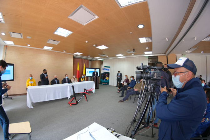 prensa-y-mesa-principal-reactivacion-villa-deportiva.jpeg