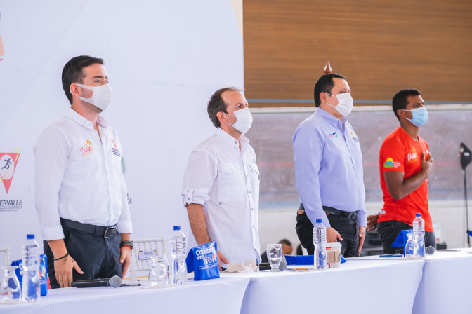 el-ministro-del-deporte-ernesto-lucena-en-la-mesa-principal-del-evento-de-colombia-en-bici-en-el-valle-del-cauca.jpg