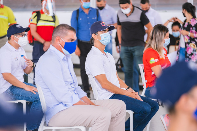 orlando-duque-y-farid-mondragon-fueron-dos-de-los-deportistas-invitados-al-evento-de-colombia-en-bici.jpg