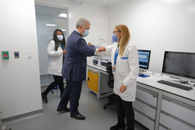saludo-del-presidente-ivan-duque-a-las-personas-que-hacen-parte-del-laboratorio-de-control-al-dopaje.jpeg