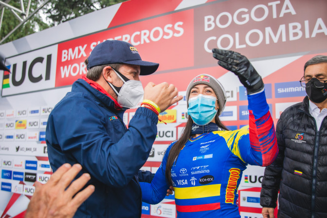 el-ministro-lucena-dialoga-con-la-doble-campeona-olimpica-mariana-pajon.jpg