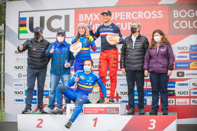 campeones-de-la-copa-mundo-de-bmx-en-bogota-junto-a-carlos-mario-ramirez-el-ministro-lucena-y-el-presidente-de-fedeciclistmo.jpg