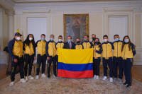 Ministro-Lucena-junto-a-los-deportistas-con-el-pabellon.jpeg Ministro-Lucena-junto-a-los-deportistas-con-el-pabellon.jpeg