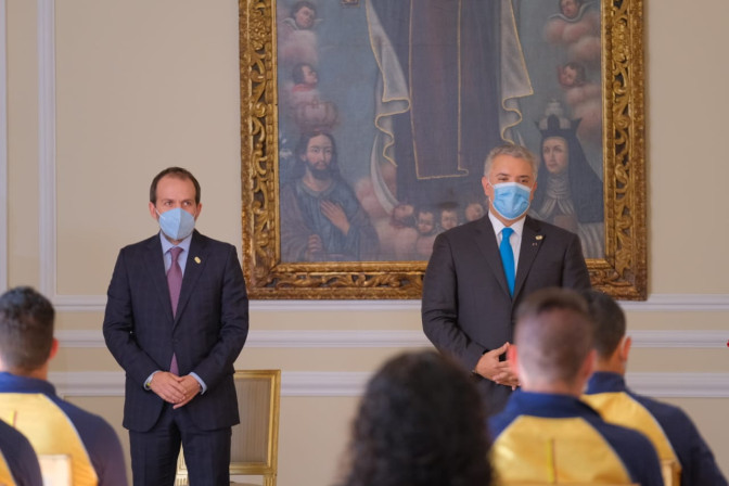 el-ministro-ernesto-lucena-junto-al-presidente-ivan-duque.jpeg