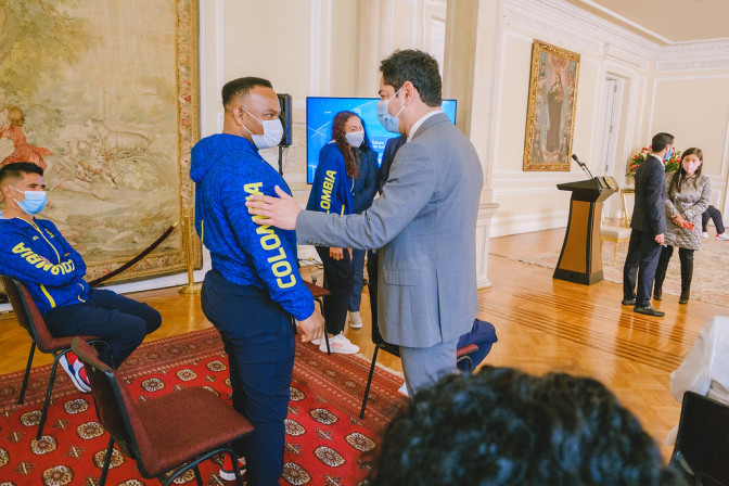 el-ministro-guillermo-herrera-junto-con-fabio-torres-paraatleta.jpg