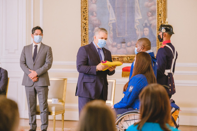 el-presidente-ivan-duque-entrega-el-pabellon-nacional.jpg
