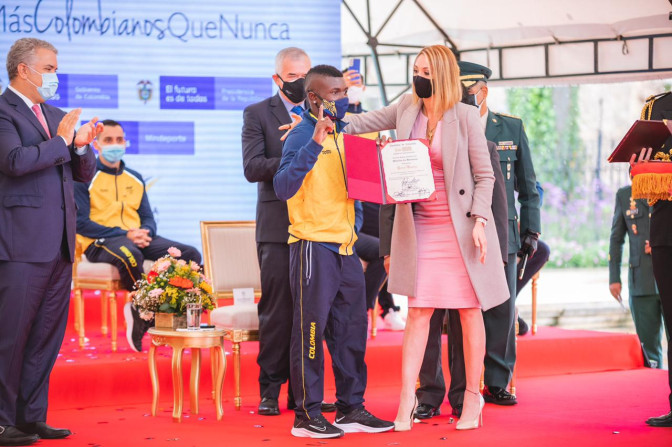 entrega-del-diploma-olimpico-a-yuberjen-martinez.jpg