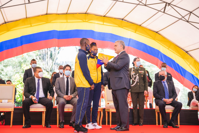 Entrega-del-pabellon-nacional-a-los-atletas-que-seran-los-abanderados-para-la-inauguracion-de-los-Juegos-Panamericanos-junior.jpg