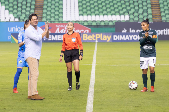 el-ministro-guillermo-herrera-acompano-a-las-jugadoras-en-el-comienzo-de-la-liga-famenina.jpg