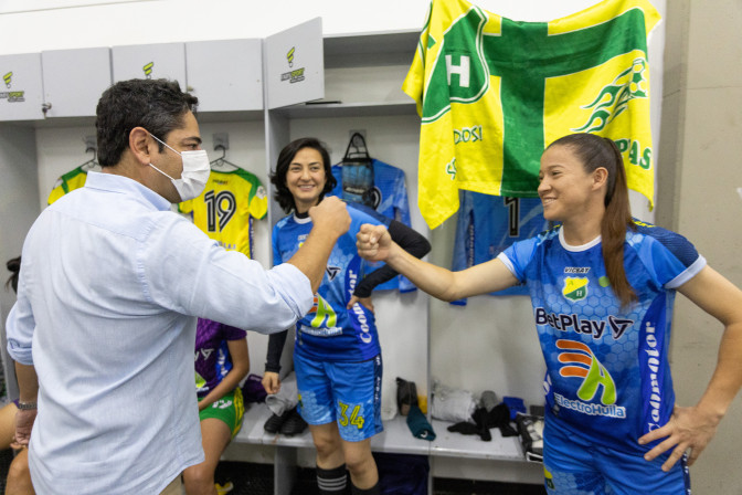 El-ministro-Guillermo-Herrera-saluda-a-las-jugadoras-del-Atletico-Huila.jpg