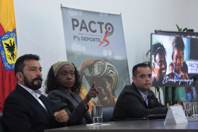 la-ministra-con-colaboradores-de-la-direccion-de-ivc-responden-dudas-a-clubes.jpg