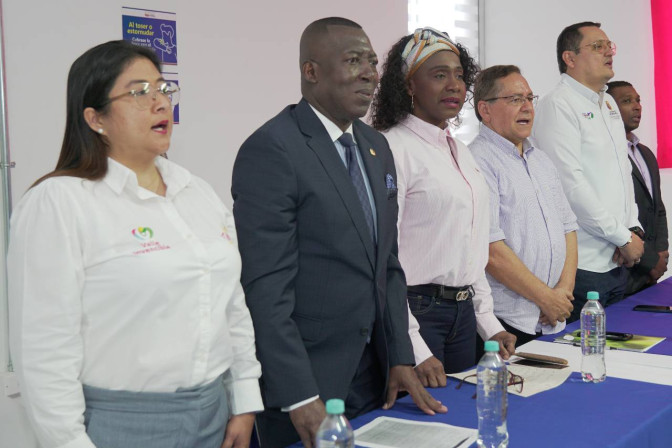 mesa-principal-dialogos-por-el-deporte-ministra-maria-isabel-urrutia.jpg