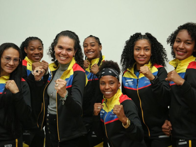 la-ministra-astrid-rodriguez-junto-con-las-boxeadores-que-participan-en-el-mundial.jpg