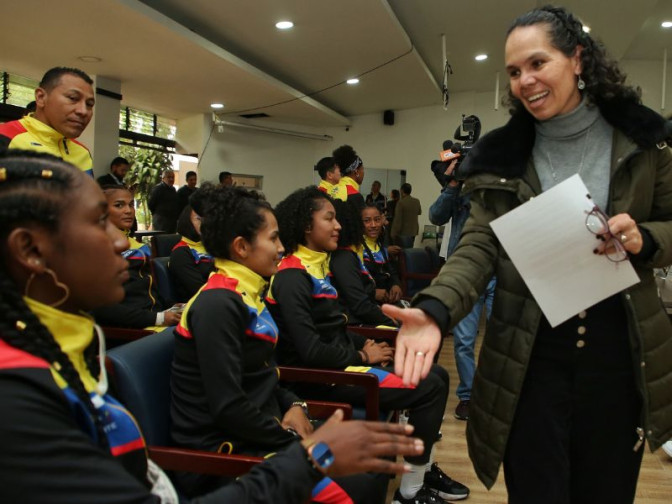 ministra-astrid-rodriguez-saluda-a-las-boxeadoras.jpg