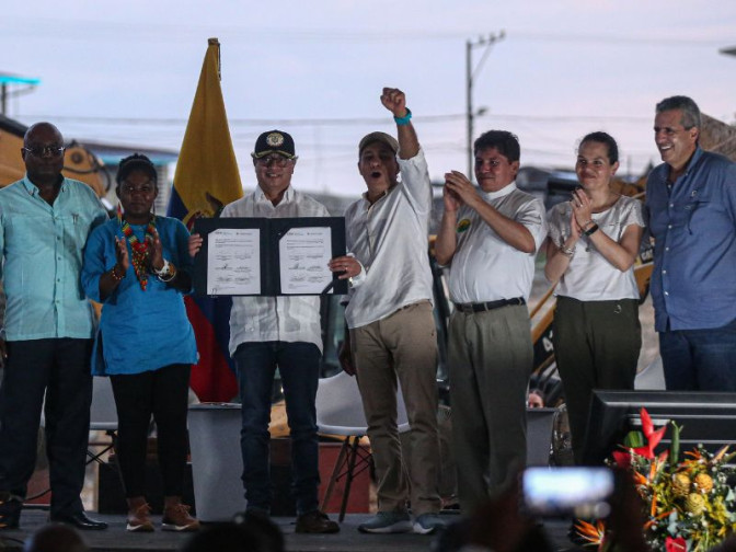 firma-del-marino-klinger-presidente-gustavo-petro.jpg