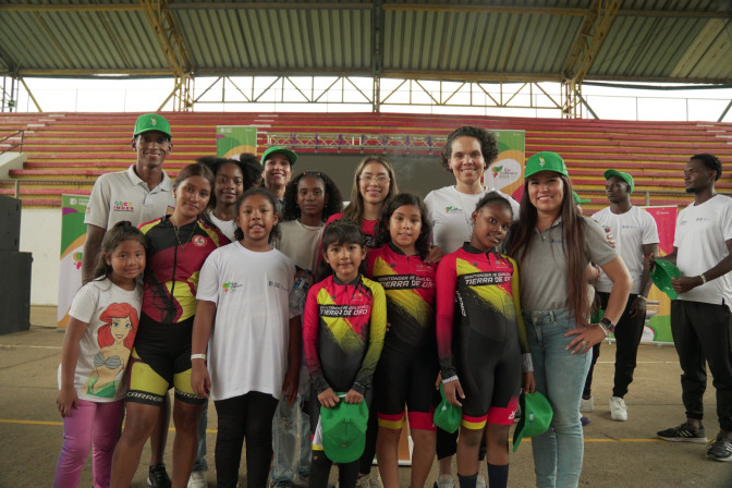 la-ministra-junto-con-jovenes-deportistas-de-santander-de-quilichao.jpeg