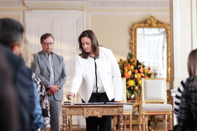 luz-cristina-lopez-firma-como-ministra-del-deporte.jpg
