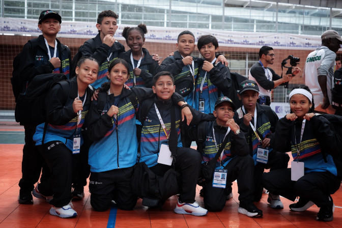 foto-grupal-de-integrantes-de-la-escuela-de-talentos-boxeo.jpeg