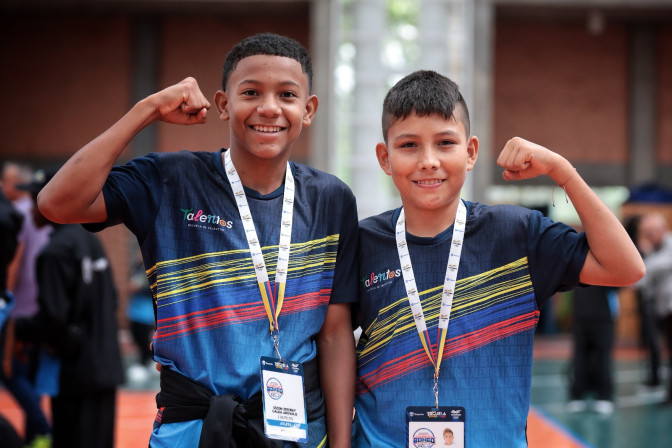 integrantes-de-la-escuela-de-talentos-boxeo-sonriendo-a-la-camara.jpeg