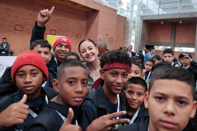ministra-del-deporte-luz-cristina-lopez-trejos-junto-a-integrantes-de-la-escuela-de-talentos-boxeo.jpeg