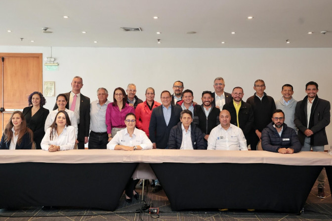 ministra-del-deporte-acompanada-del-equipo-de-trabajo-y-los-representantes-del-ministerio-ante-los-institutos-departamentales.jpeg