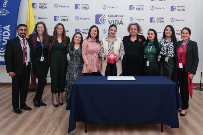 ministra-del-deporte-luz-cristina-lopez-trejos-junto-a-su-equipo-de-trabajo-y-representantes-de-special-olympics.jpeg