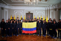 Entrega-de-bandera-a-delegacion-colombiana.jpeg Entrega-de-bandera-a-delegacion-colombiana.jpeg