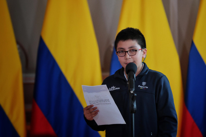 entrega-de-bandera-a-delegacion-colombiana-4.jpeg
