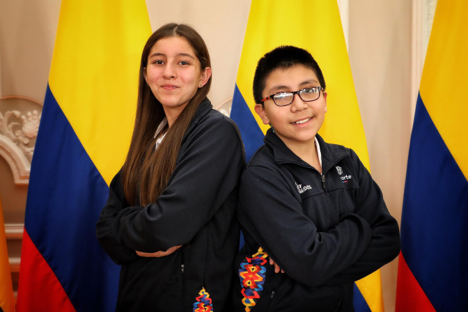 entrega-de-bandera-a-delegacion-colombiana-2.jpeg