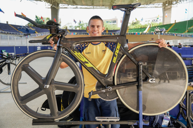 Andres-Hernandez-mecanico-de-la-seleccion-de-Colombia-de-Pista.jpg