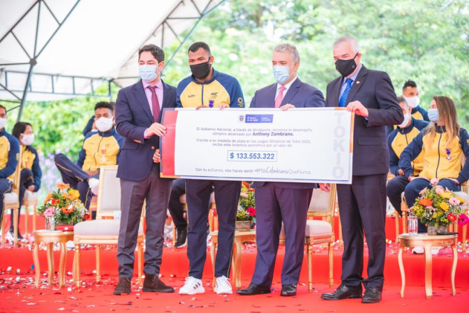 anthony-zambrano-recibe-el-incentivo-por-lograr-la-medalla-de-plata-en-los-400-mts.jpg