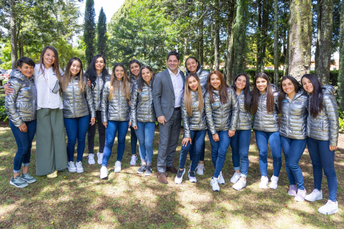 el-ministro-guillermo-herrera-junto-con-las-ciclistas-del-colombia-tierra-de-atletas.jpg