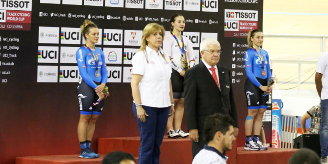Directora-de-Coldeportes-en-la-premiacion-damas-copa-mundo-de-ciclismo-2017-b-banner.jpg