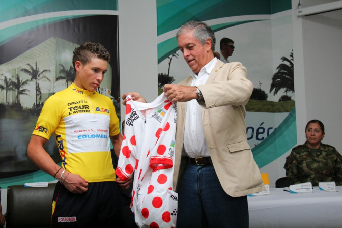 noticia-2014-09-03-entrega-camiseta-migel-angel-lopez-director-codleportes.jpg