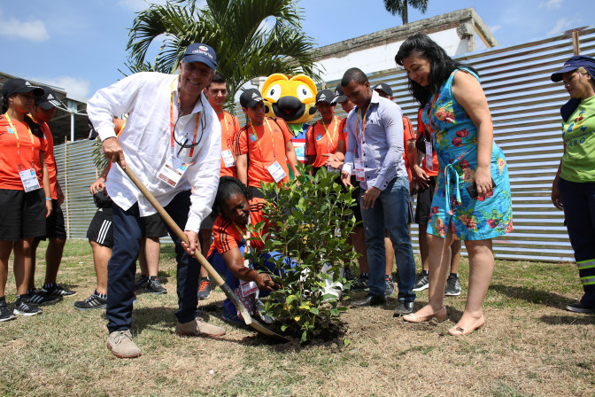siembra-de-arbol-por-parte-del-director-de-Coldeportes.jpg