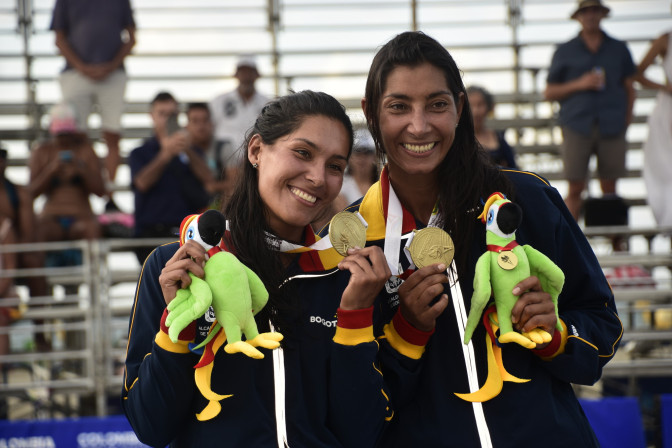 Claudia-y-Andrea-Galindo-Voley-playa.jpg