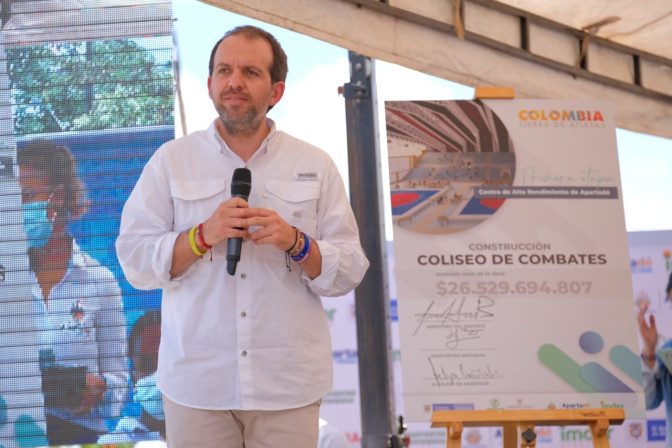 Ministro-Lucena-entrega-Coliseo-Deportivo-Choco.jpeg