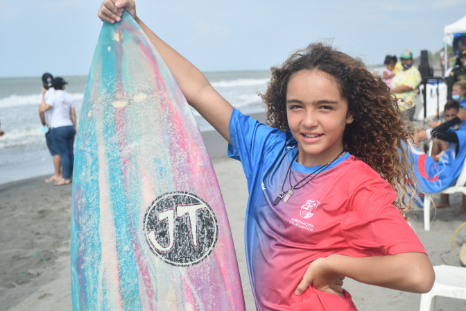 Surf-nina-surfista-Atlantico-Juegos-Mar-y-Playa.jpg