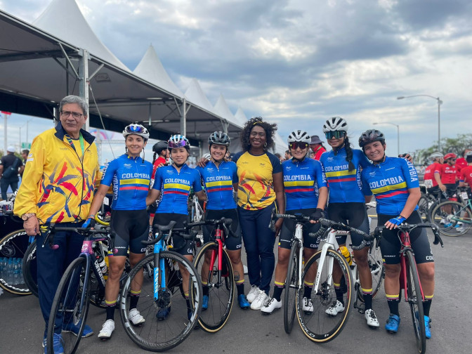 Ministra-con-seleccion-de-ciclismo.jpeg
