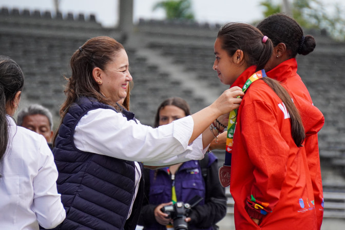 Ministra-premio-en-futbol-femenino.jpg