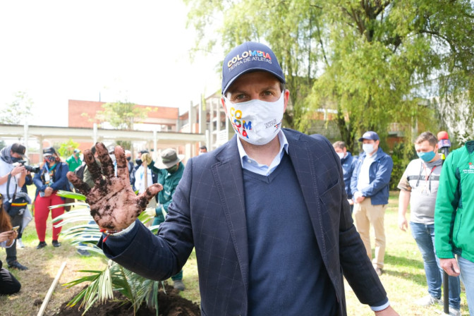 ministro-planto-arbol-en-el-Centro-de-Alto-Rendimiento.jpg